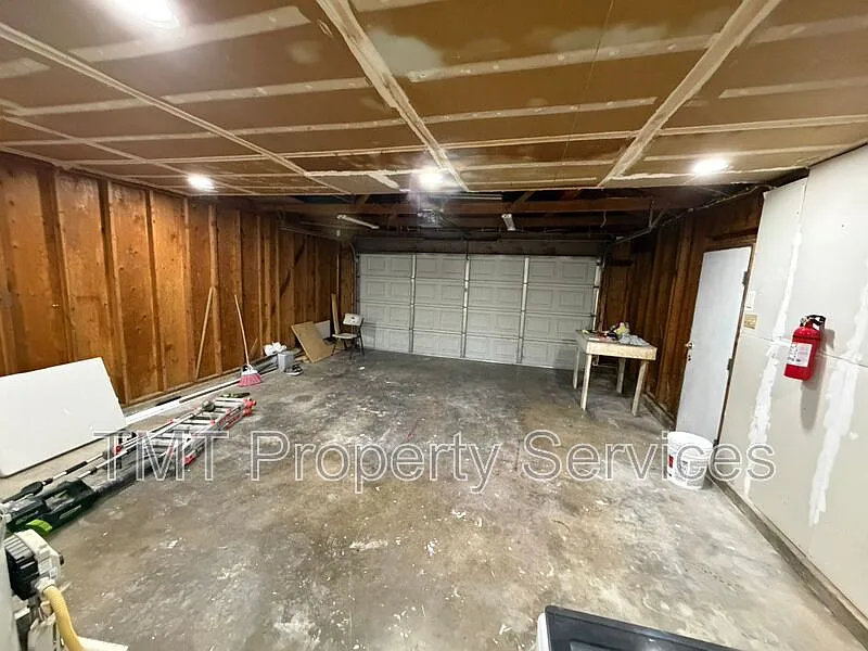 3 bed, 2.0 bath, 1435 sqft, $2,400 — Photo 4