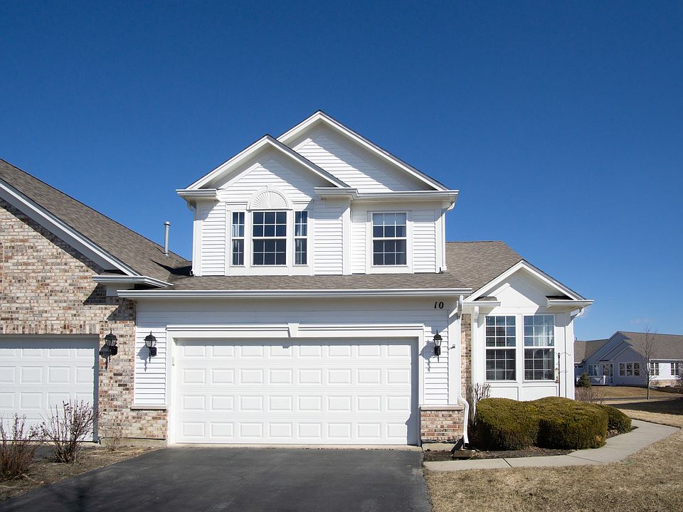 Great curb appeal, maintenance free!