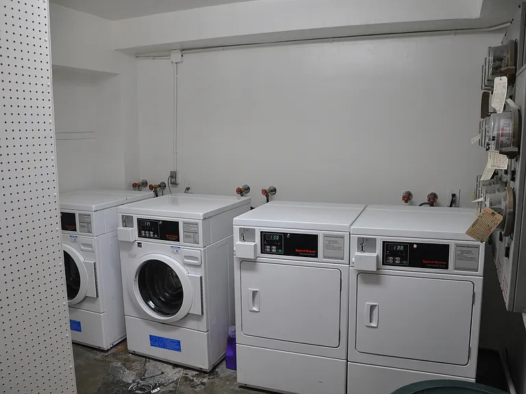 Royal Palms Apartments — Photo 11