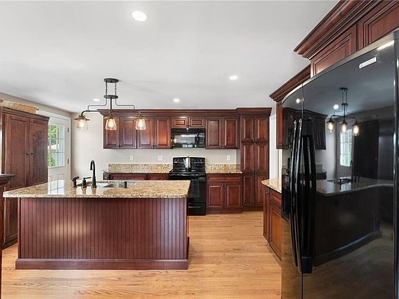 3rd image of 110 Sweetbriar Dr