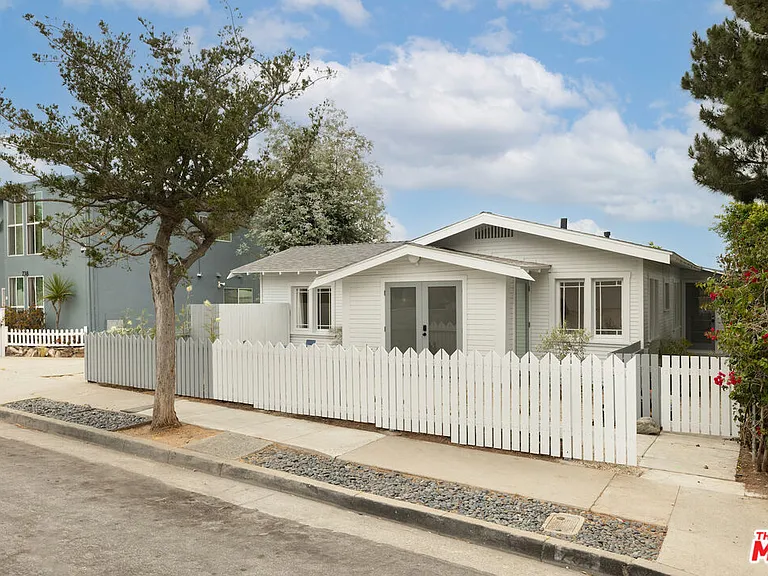 734 Pier Ave — Photo 3