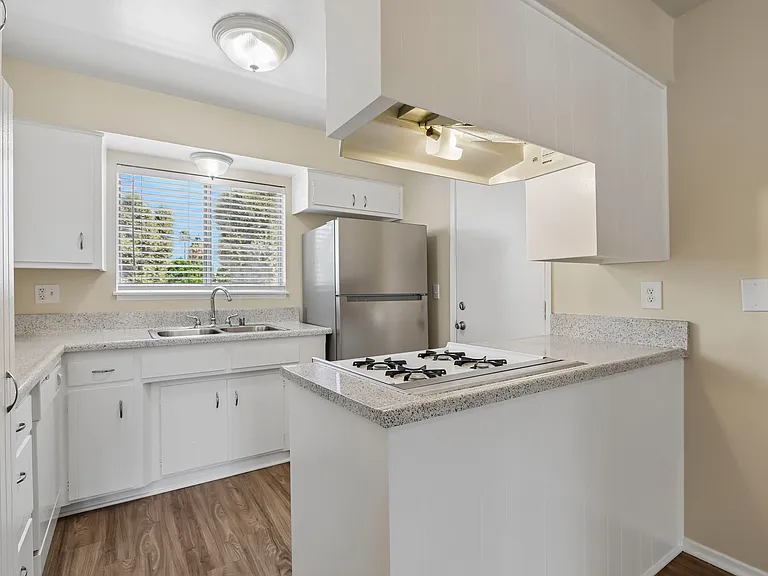 East Cypress — Photo 14