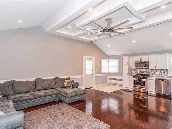 3rd image of 903 Stewart Pl