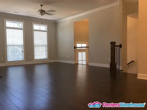Beautiful gated 3=story townhome — Photo 3