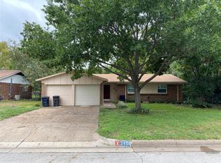 2458 Denbury Dr, Fort Worth, TX 76133