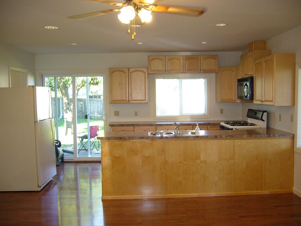 2nd image of 204 Cedar St