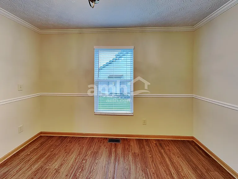 452 Crestmoore Dr — Photo 6