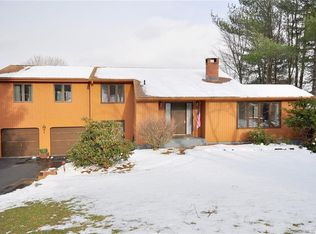 8 Farmview Ln, Granby, CT 06035