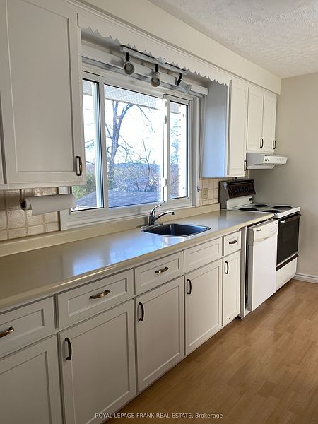 Peterborough House for rent - 3 Bedrooms — photo 9