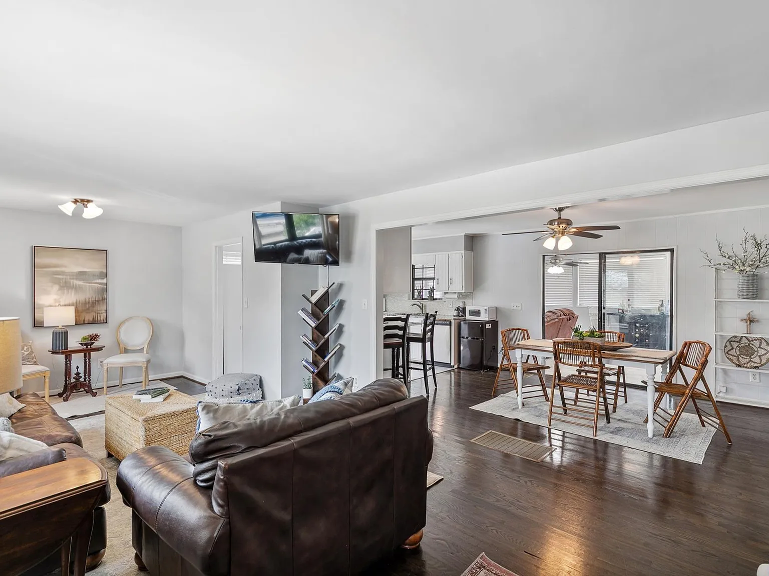 4 bed, 2.0 bath, 2700 sqft, $2,595 — Photo 4