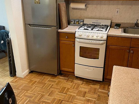 3rd image of 423 E 73rd St #D1