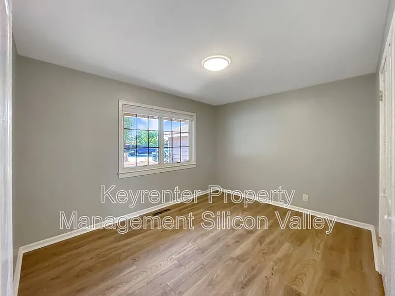 373 Redwood Ave — Photo 11