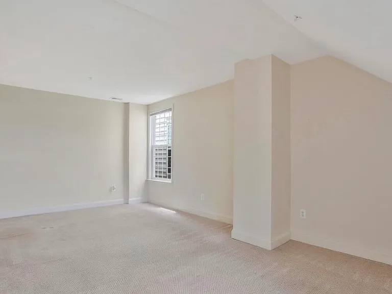 601 7th St #401 — Photo 13