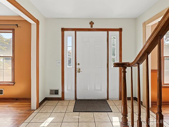 4th image of 22 Ditmars Cir