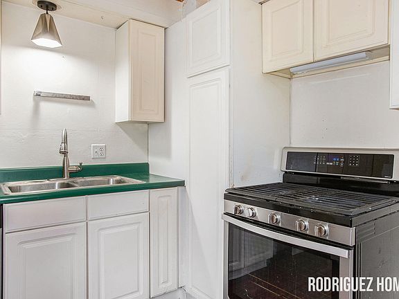5th image of 144 Rosemary St SE