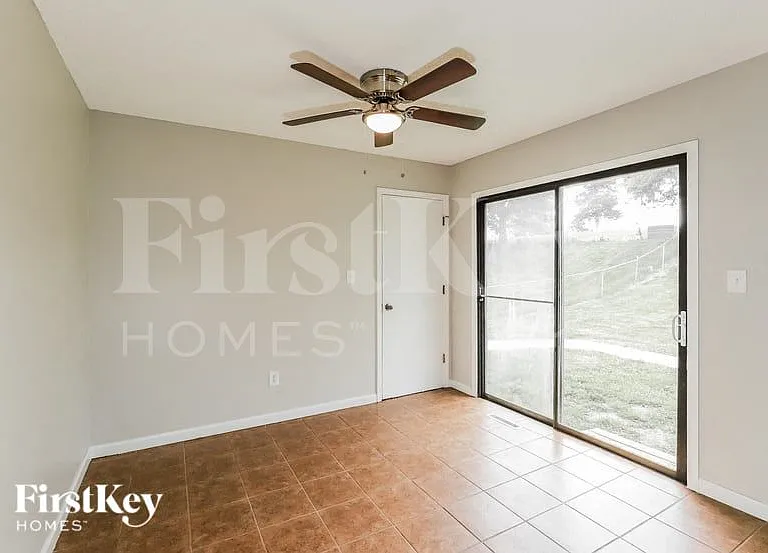 400 SW Oxford Dr — Photo 4