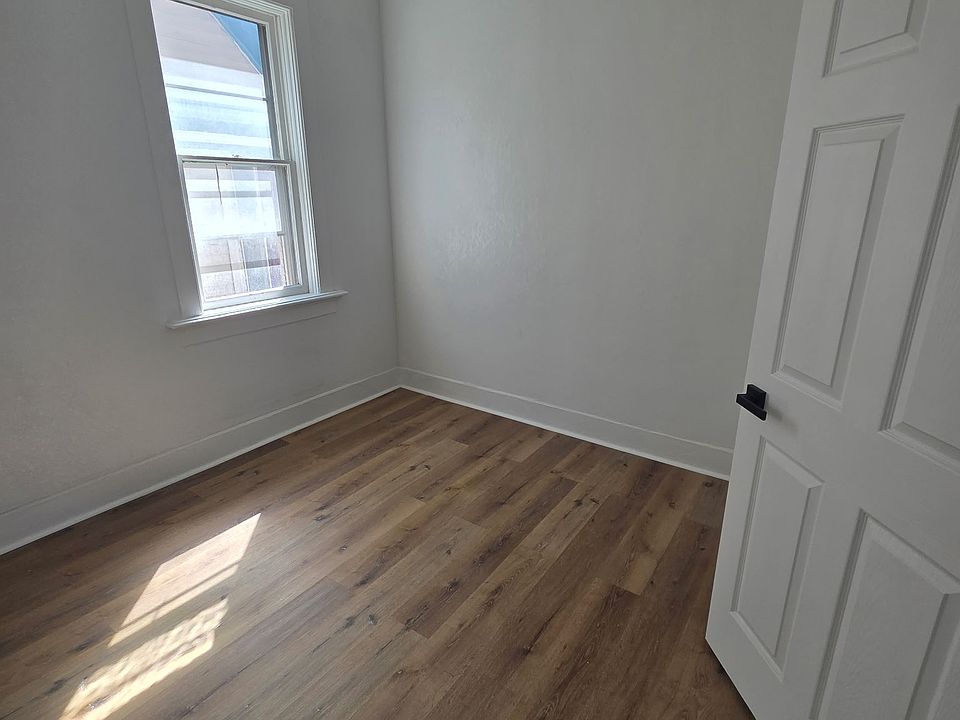 2nd image of 100 E Meinecke Ave #1