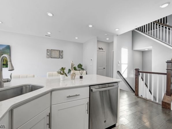 17 Veterans Way, Morris Plains Boro, NJ 07950