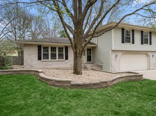 3 Bridgeport Ln, Geneva, IL 60134