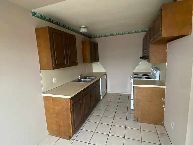 300 E Knoxville St — Photo 3