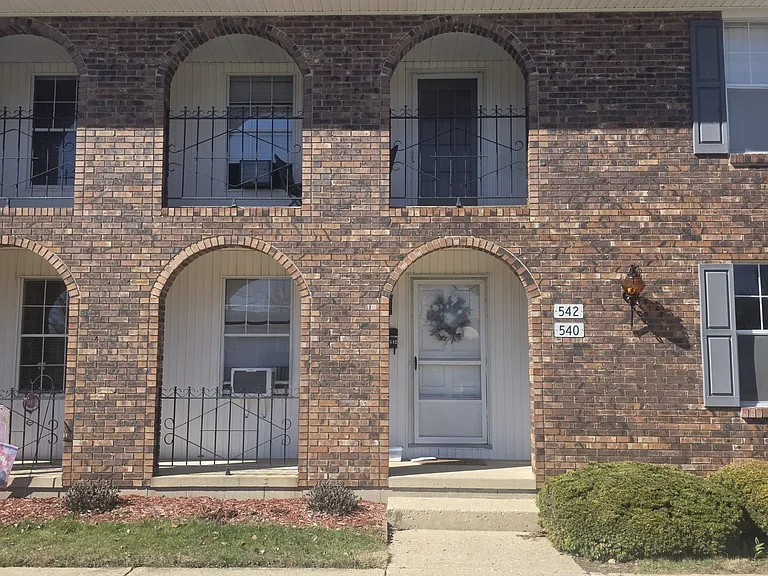 542 Maple Tree Ln — Photo 1