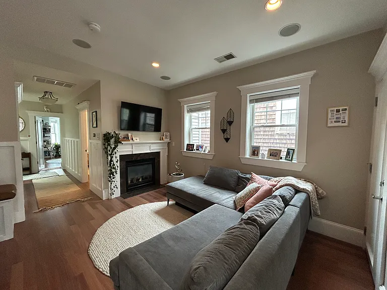 621 E 3rd St #3 — Photo 7
