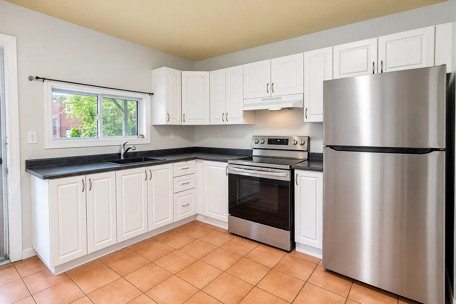 2 bed, $1,550 — Photo 2