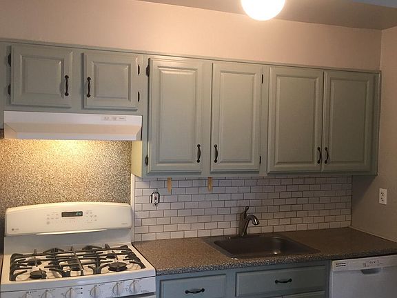 Beautiful Kitchen with Dishwasher and Cooktop/Oven