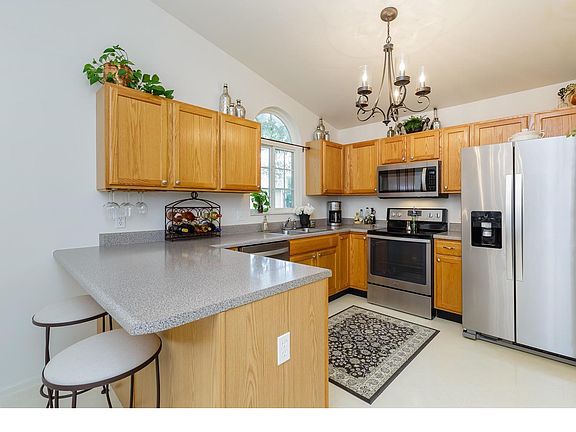 Kitchen with Vaulted Ceilings and Breakfast Bar