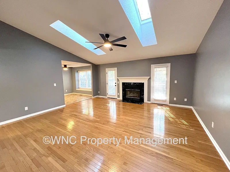 3 bed, 2.0 bath, 1750 sqft, $2,200 — Photo 2