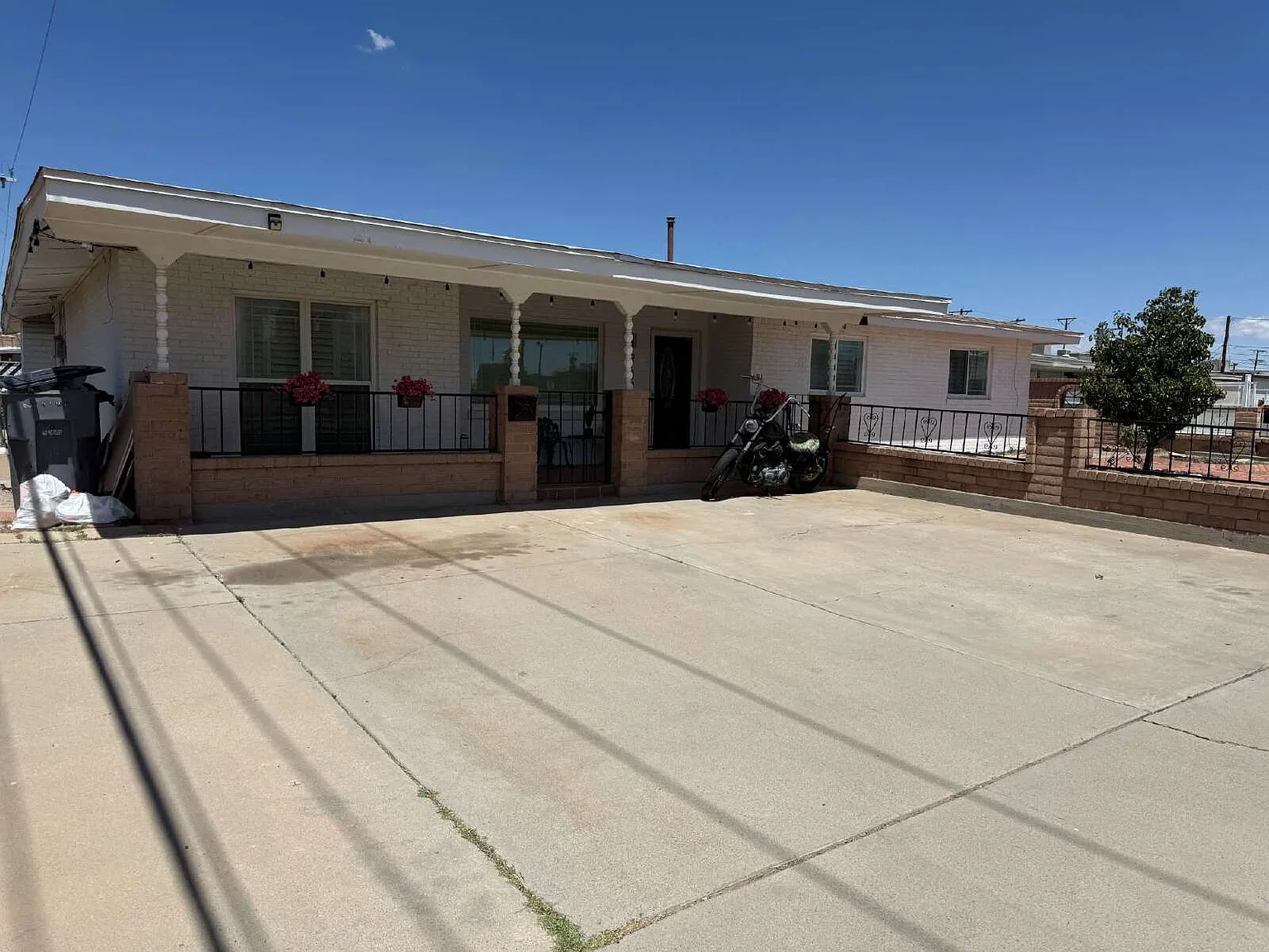 5 bed, 2.0 bath, 2349 sqft, $2,050 — Photo 2