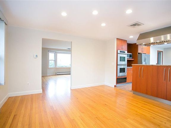 5th image of 4 Bayberry Ln