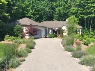 580 W Broadway, Suttons Bay, MI, 49682