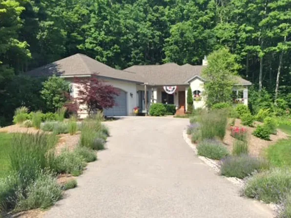 580 W Broadway, Suttons Bay, MI 49682