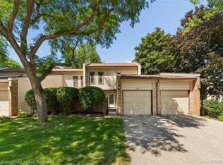 1077 Willow Grove Ct, Rochester, MI 48307