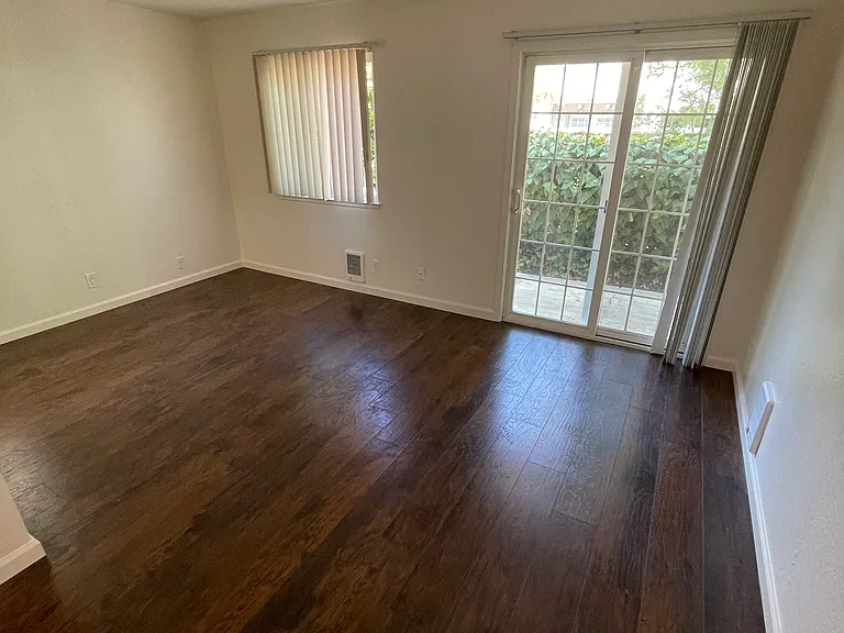 Sierra Vista Apartments — Photo 24