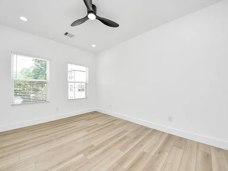 801 E 32nd 1/2 St #B — Photo 8