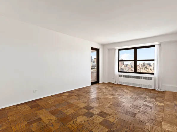 385 Grand Street L1807 image 2 of 14