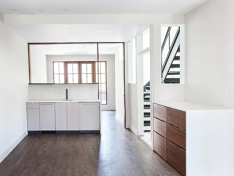 206 E 20th St #PENTHOUSE — Photo 29