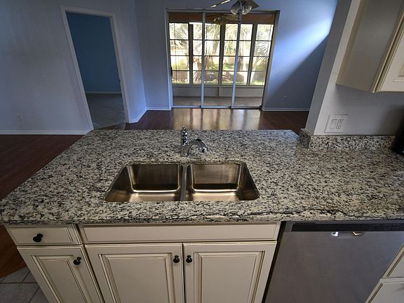 5th image of 554 NW Cortina Ln