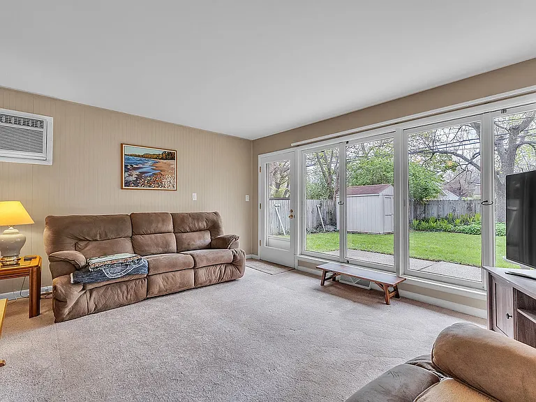 1114 N Maple Rd — Photo 12