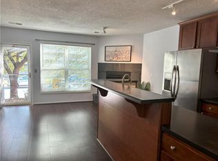 4160 Roanoke Rd, Kansas City, MO 64111