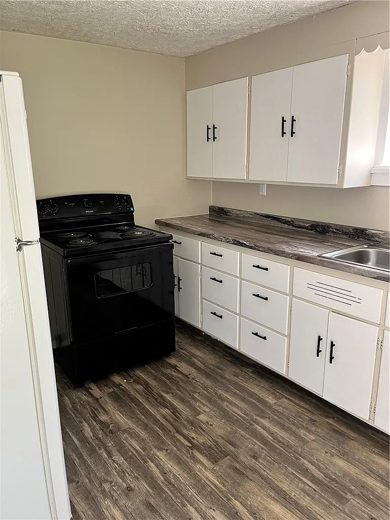 2 bed, 1.0 bath, 2392 sqft, $900 — Photo 3
