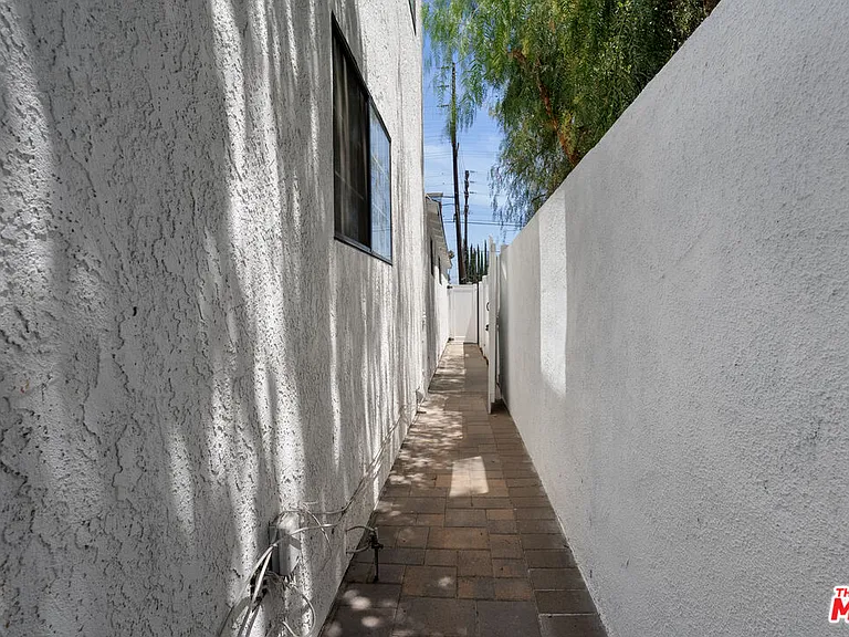 5541 Fallbrook Ave — Photo 28