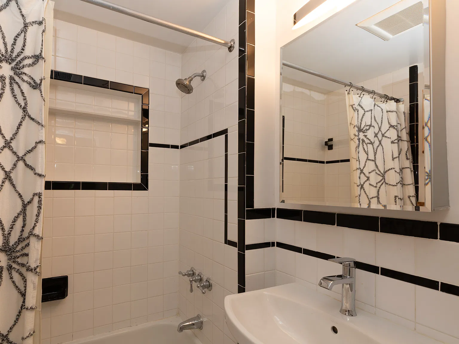 2 bed, 1.5 bath, 1200 sqft, $3,200 — Photo 2