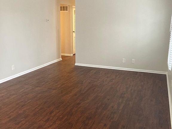 5th image of 13 Charleston Sq #20
