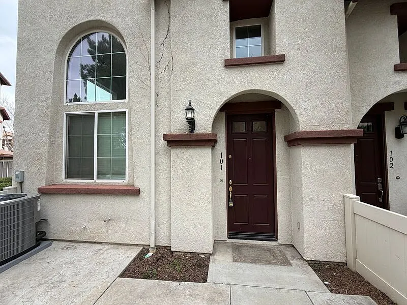 3 bed, 2.0 bath, 1976 sqft, $2,875 — Photo 4