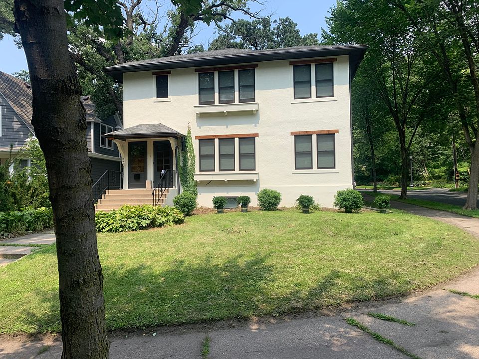 1st image of 136 Melbourne Ave SE