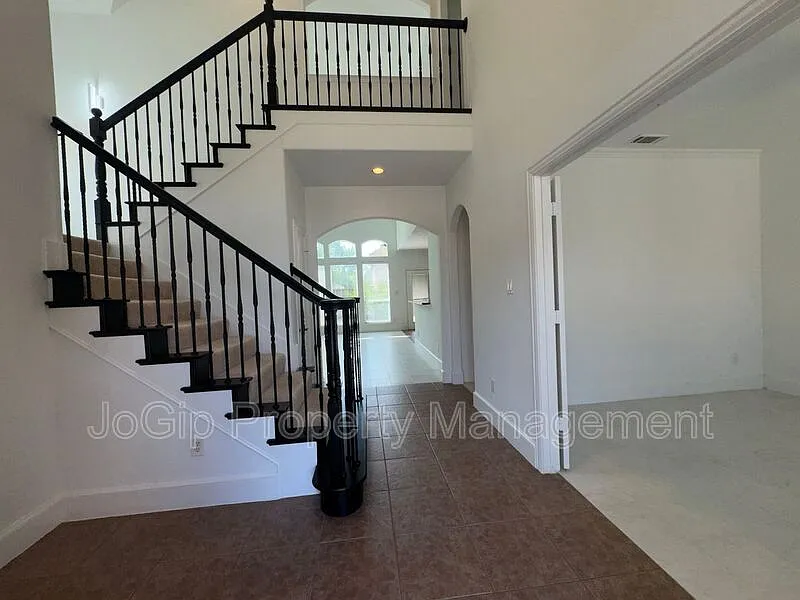 4 bed, 3.0 bath, 3159 sqft, $3,400 — Photo 4