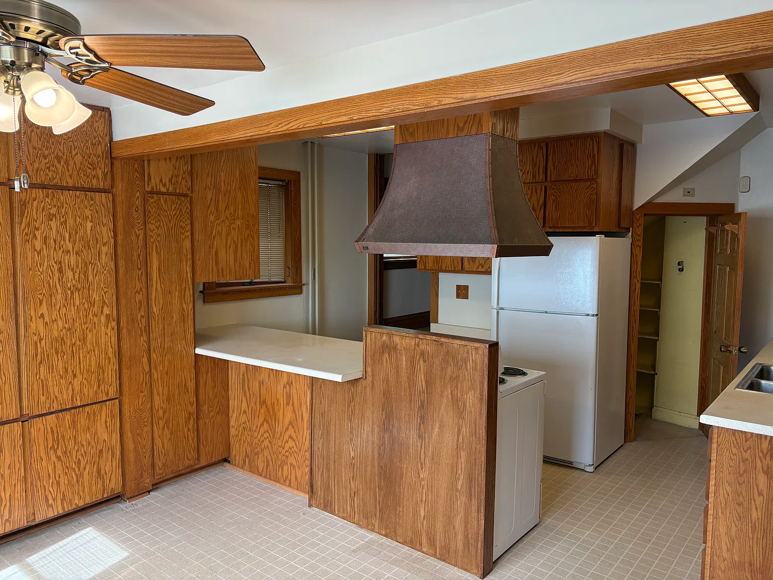 6 bed, 2.5 bath, 2600 sqft, $3,200 — Photo 3
